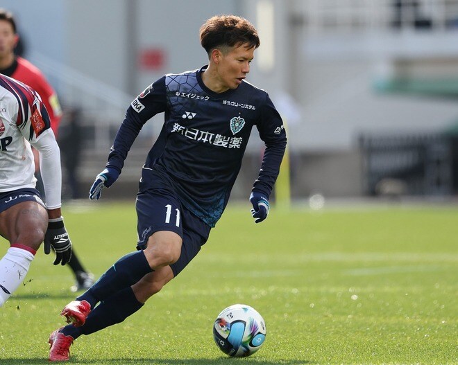 アビスパの見木が危険なタックルで一発レッド。痛がるヴィッセル郷家を心配そうに...
