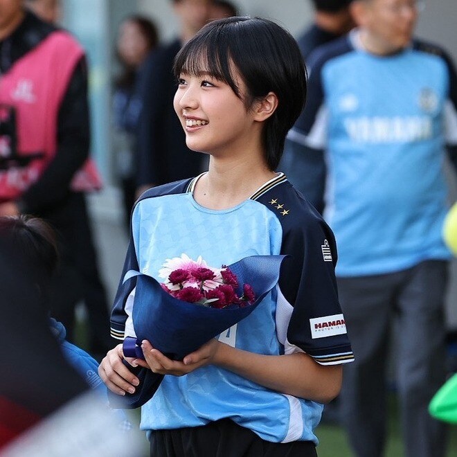 国民的アイドルがJスタジアムに登場! 浜松出身の17歳。キックインセレモニーや花束贈呈「幸せ」「ちょっと浮いたね」など脚光