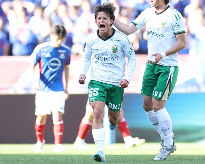 「中村俊輔みたい」「何回も観ちゃう」ヴェルディ25歳DFのFK弾に脚光。芸術的な一撃「ものすごい軌道」「スーパーゴールすぎる」