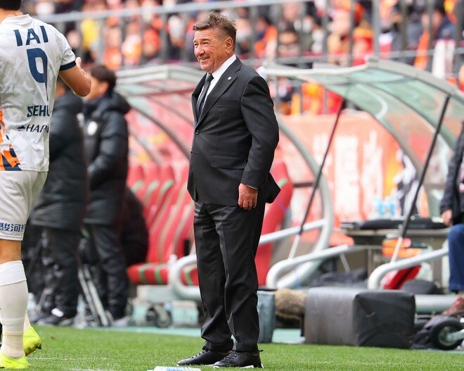 実況も叫ぶ「これぞミシャサッカー！」自陣からつないだパス11本。左右に揺さぶり、最後は中山のクロスから山岸が仕留める