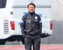 勝ってるのに「４枚替え!?」熊本指揮官の大胆采配にファン感嘆。途中出場の10番が得点「選手交代ワクワク」「やっぱり名将」