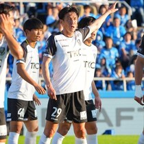 「泣ける」「やっぱり鉄人」41歳の元W杯戦士が今季初弾「凄すぎる」の声。ゴール裏の看板を軽々と飛び越えるジャンプ力も！