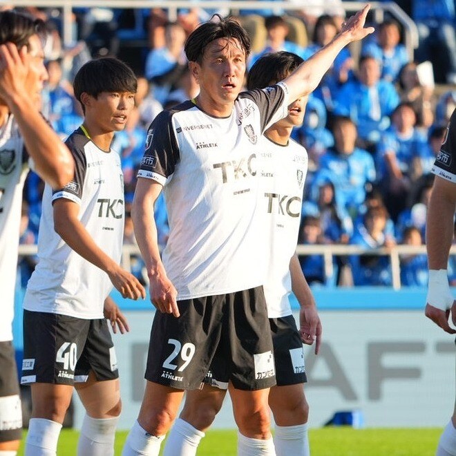 「泣ける」「やっぱり鉄人」41歳の元W杯戦士が今季初弾「凄すぎる」の声。ゴール裏の看板を軽々と飛び越えるジャンプ力も！
