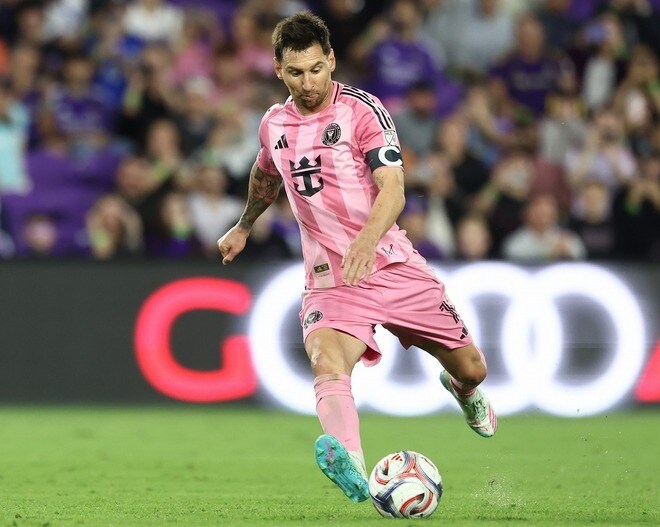 「魔法だ」「まさに芸術」38歳メッシが今季初ゴールを含む圧巻2発! 衰え知らずのパフォーマンスに現地ファン喝采「君に勝る者はいない」