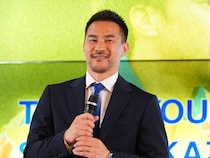 「見覚えのある御方が…」岡崎慎司がブンデス古巣のゲームを現地観戦！ 隣にいたレジェンドの姿にファン大注目「若返った感じする」「一切歳を取らないな」