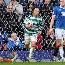 「質の高さを証明した」欧州名門でサブ降格の日本代表MF、宿敵相手に劇的弾！ 現地メディアが最高評価