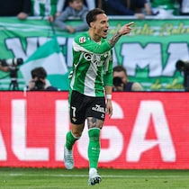 「最高に華のある選手」「まじでブラジル代表選ばれる」マンUで苦しんだアントニーがダービーで驚愕のオーバーヘッド弾！ 「幸せそうで良かった」「やばいな」の声