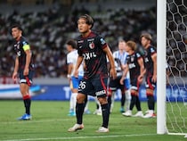 「傷害だろ」「これは酷い」元鹿島23歳が海外で悪質プレーの被害に…頭部から大量流血。17歳の相手選手に批判殺到！「サッカーをやめさせろ」