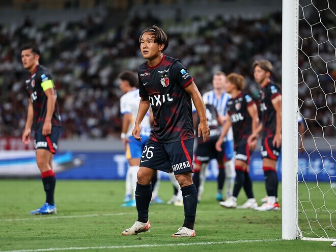 「傷害だろ」「これは酷い」元鹿島23歳が海外で悪質プレーの被害に…頭部から大量流血。17歳の相手選手に批判殺到!「サッカーをやめさせろ」