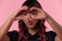 「刺激的だ」なでしこ25歳レフティが黒ビキニ姿を披露！ 波打ち際にたたずむ姿にファン喝采「美しすぎる」「カッケー」