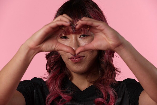 「刺激的だ」なでしこ25歳レフティが黒ビキニ姿を披露！ 波打ち際にたたずむ姿にファン喝采「美しすぎる」「カッケー」