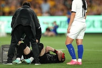 ウズベク女子、北朝鮮戦の開始早々にアクシデント！ GKが無念の負傷交代、首を固定され担架でピッチを後に【女子アジア杯】