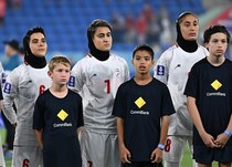 イラン女子が韓国戦前に“衝撃的な行動”。米・イスラエル軍の空爆で最高指導者が死亡。涙をこらえる選手も【女子アジア杯】