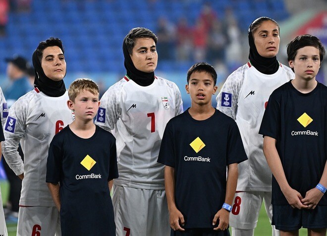 イラン女子が韓国戦前に“衝撃的な行動”。米・イスラエル軍の空爆で最高指導者が死亡。涙をこらえる選手も【女子アジア杯】