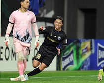 「うめえ」「動き方まじ完璧」19歳日本人MFが国際舞台で圧巻パフォ！ チームを救う同点弾に脚光「風格が漂っていた」