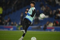 「日本サッカー界が緊迫」日本を激震させた“悲報”に韓国メディアも騒然「エースを襲った」「さらに痛手」