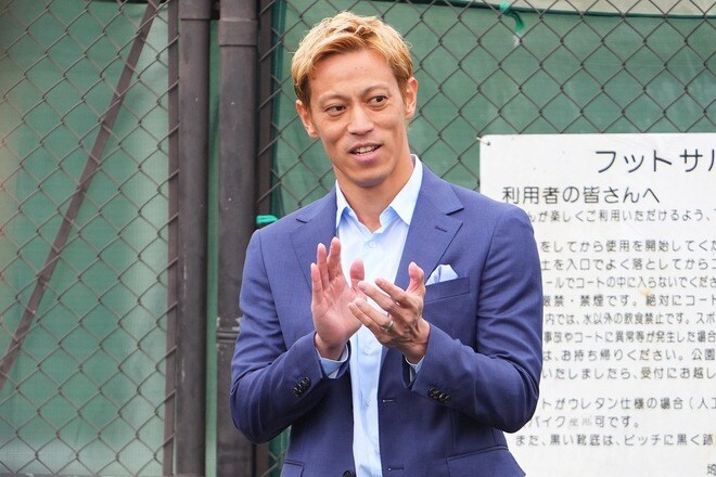 「えーなにこの並び」「凄いメンツ…」本田圭佑が“世界的大物”との豪華２ショット公開！「明日東京で大きな発表」予告にSNS騒然