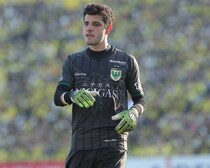 ヴェルディ守護神が無念の負傷交代。鈴木優磨と激しく激突、右肩を回して痛がる表情。プレー続行は不可能に