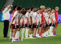 「日本は狂っている」土曜夜、侍ジャパン日韓戦勝利の裏で…日本サッカーの“衝撃結果”に海外驚愕！相手の監督は「泣き崩れた」