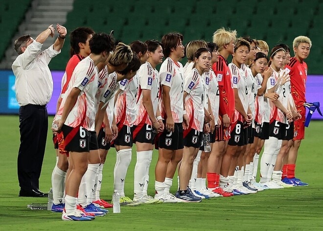 「日本は狂っている」土曜夜、侍ジャパン日韓戦勝利の裏で…日本サッカーの“衝撃結果”に海外驚愕！相手の監督は「泣き崩れた」