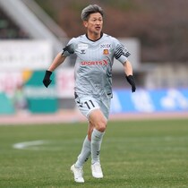 「ピッチ脇に来たら大歓声」「もっと早くだしてくれ」59歳カズが開幕戦以来の出場！ 後半ATからの登場にファンの反応は？「ゴールが見たかった」
