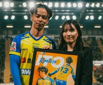 「やっとかというか、あんまり実感はない」決勝アシストの28歳MF伊藤涼太郎、STVVで大台到達！妻が記念プレート贈呈
