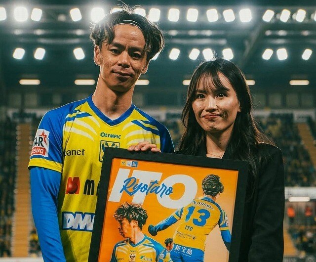 「やっとかというか、あんまり実感はない」決勝アシストの28歳MF伊藤涼太郎、STVVで大台到達！妻が記念プレート贈呈