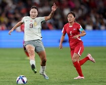 「間違いなくレッドカード！」北朝鮮女子MFの“足裏タックル”に中国ファン憤慨「ボールではなく足に突進した！」「信じられない！」【女子アジア杯】