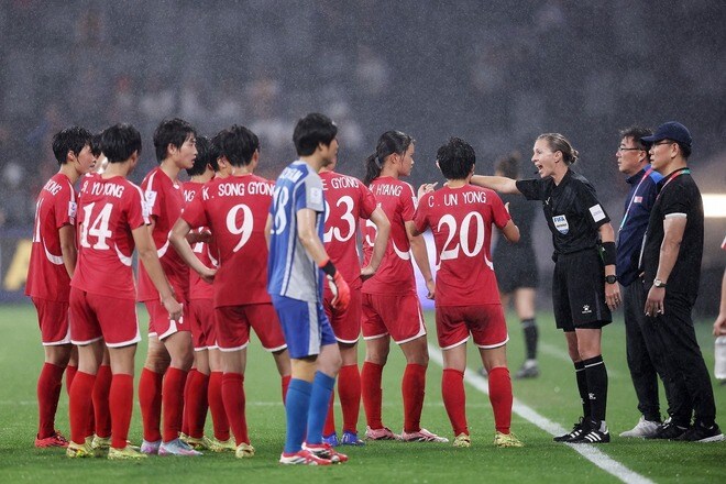北朝鮮の抗議で「試合は中断された！」。HT前の混乱を中国メディアが報道。敵将にはイエローカード【女子アジア杯】
