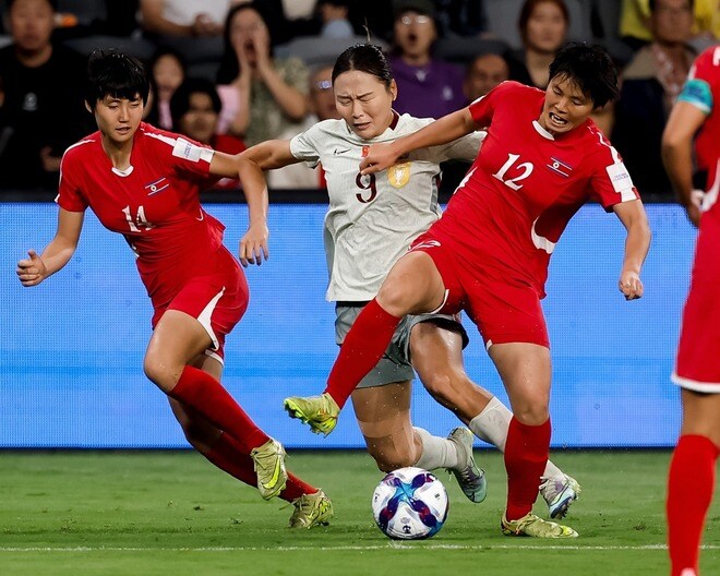 計８枚のイエロー「なんて激しい試合なんだ」。北朝鮮vs.中国の熱戦に反響「どっちも荒いな！」「圧倒している感じは無いなあ」【女子アジア杯】