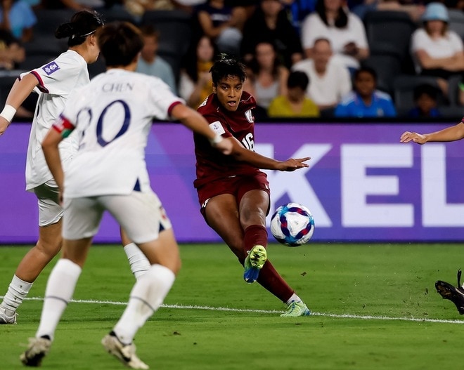 「本田圭佑のゴールを思い出したよ」「クレイジー」インドFWの“雷鳴のような”超絶FK弾が話題！「女子サッカーではめったに見られない」【女子アジア杯】