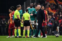 「フィルジルのシャツをどれだけ引っ張っていたか」敵地でガラタサライに敗れたリバプール。スロット監督はジャッジに不満露わ「最も腹立たしいのは...」【CL】