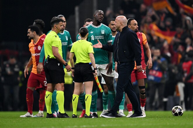 「フィルジルのシャツをどれだけ引っ張っていたか」敵地でガラタサライに敗れたリバプール。スロット監督はジャッジに不満露わ「最も腹立たしいのは...」【CL】