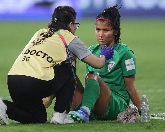 「意識を失いそうになった」開催国メディアも心配。インド守護神が“本当にひどい衝突”で無念の負傷交代「頬骨は２倍の大きさになった」【女子アジア杯】