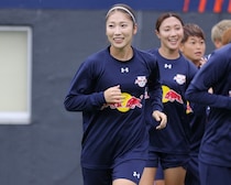 「お洒落で素敵」WEリーガー仲田歩夢、“カジュアルコーデ”の私服ショットに「チェック柄可愛い」「表情も魅力的」の声