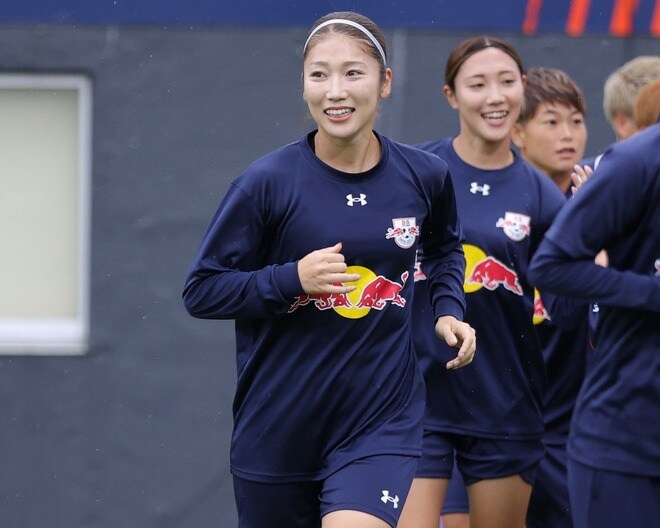 「お洒落で素敵」WEリーガー仲田歩夢、“カジュアルコーデ”の私服ショットに「チェック柄可愛い」「表情も魅力的」の声