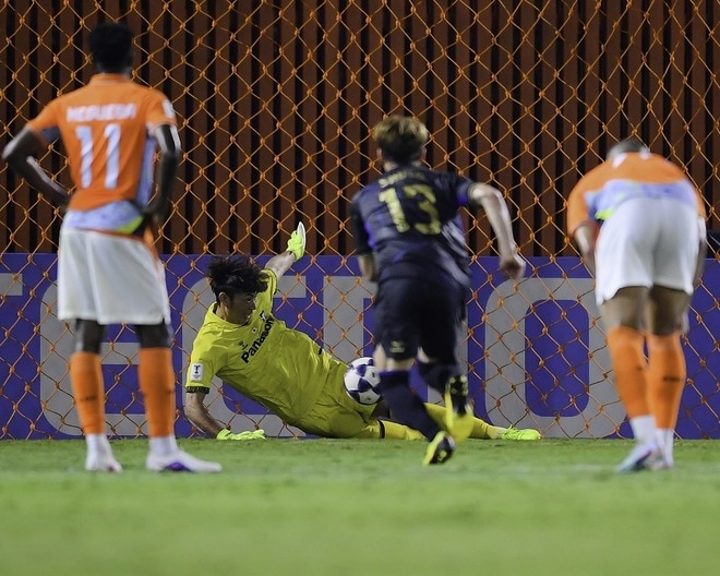ガンバ39歳GK「神神神神神神」圧巻のPKストップに反響！「ホンマにエグい」「百年構想リーグの意義はでかい」【ACL2】