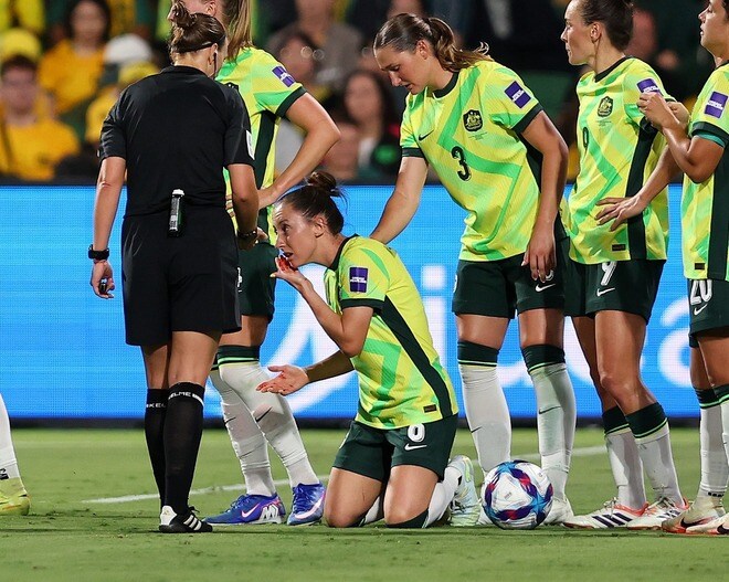 「相手選手は大量に出血、試合は中断」北朝鮮女子の“肘打ち”ファウルに中国メディアが見解「レッドカードでもおかしくなかった」【女子アジア杯】