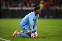 「衝撃的なミス」「悲惨」４か月ぶり出場の日本代表守護神が３分で“痛恨失策”→悪夢の４失点…現地メディアが辛辣批判「一体何が起こったのか」