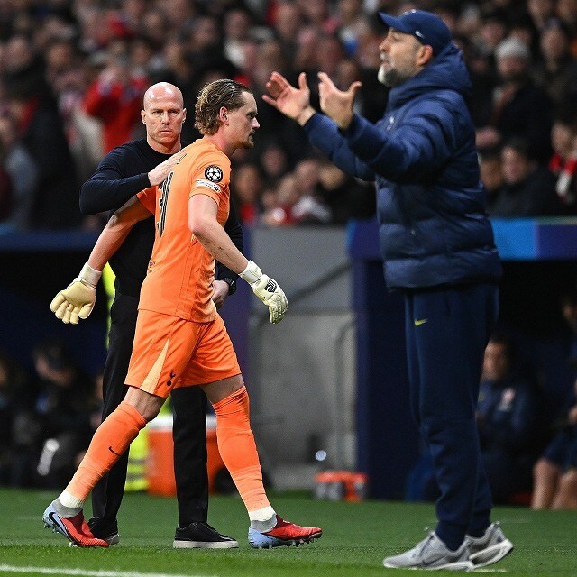 「残酷極まりない」「経験し得る最悪の事態」トッテナムOBの元韓国監督が“17分でGK交代”を糾弾！HTまで待つべきだった？