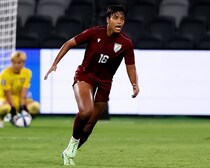 裸足で男子に混じってプレー。軽蔑的な言葉にさらされた。転機はブラジル戦の歴史的なゴール。マニシャがインドサッカーの可能性を証明するまで【女子アジア杯】