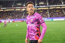 京都に衝撃…今季３戦連発の絶好調エースFWが13分で負傷交代。頭と左足を気にして座り込む、早すぎるアクシデント