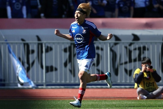 「年間ベストゴールだろこれ!」横浜FMの遠野大弥が圧巻ボレー弾! 誕生日にゴラッソでファン驚嘆「鳥肌たったわ」「こりゃやばい」