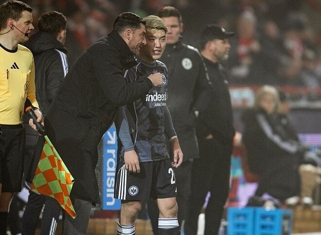 なぜ日本代表10番が２戦連続でスタメンから外れたのか　新指揮官は「とても満足している」と評価する一方で…【現地発】