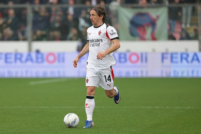 「このような選手は、もう二度と現れない」“40歳の魔術師”がイタリアで第二の春を謳歌。ファンはまるで「生ける聖遺物」を拝むかのような…【現地発】