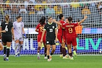 「どうしてPKなんだ」「くだらない」オーストラリア騒然…ファウル判定がVAR介入でも変わらず、中国の同点弾に開催国ファンの不満噴出「明らかなダイブだった」【女子アジア杯】