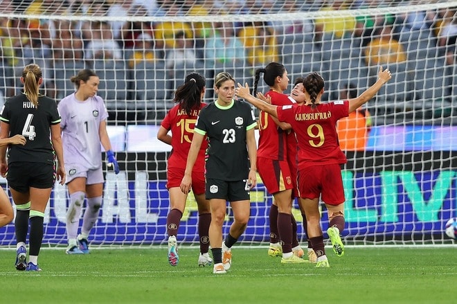 「どうしてPKなんだ」「くだらない」オーストラリア騒然…ファウル判定がVAR介入でも変わらず、中国の同点弾に開催国ファンの不満噴出「明らかなダイブだった」【女子アジア杯】