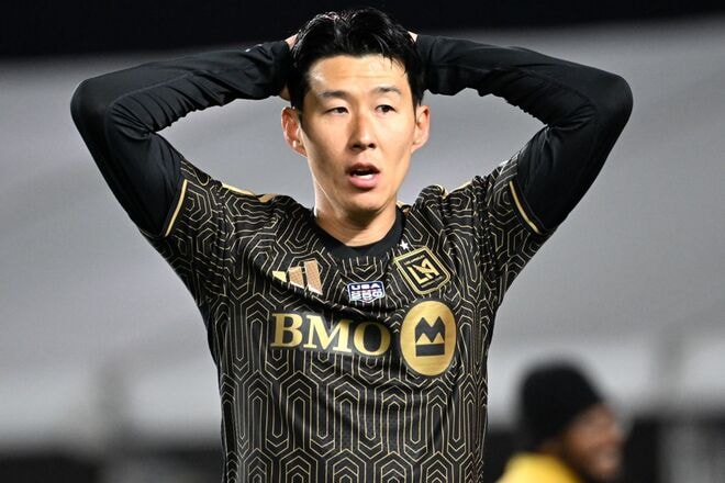 「最後のW杯が消えかけたぞ!」英雄ソン・フンミンを襲った“殺人タックル”に韓国メディアもファンも憤慨!「永久追放だ」「彼があんなに激怒するなんて…」