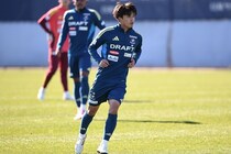 どんな状況でも「目ざす方向性は変わらない」。常に自分にベクトルを向け、自ら考え、行動してきた山根陸が横浜FMで試合に出続けられる要因