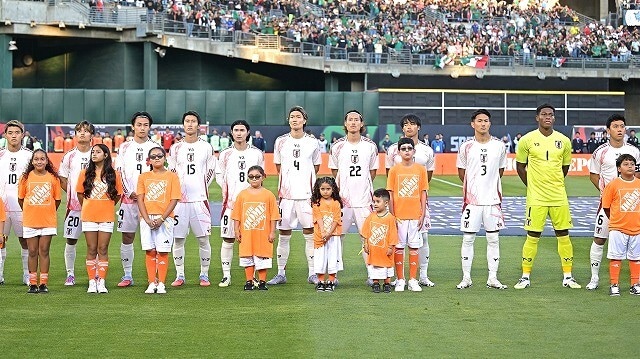 日本代表の新アウェーユニホームが完成!史上初のモノクロエンブレムを採用&三つ葉ロゴが31年ぶりに復活